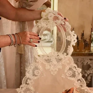 Runner da Tavola in Lino e pizzo chantilly Fatto a mano in Italia