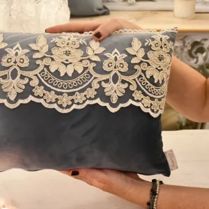 Meraviglioso cuscino velvet blu e merletto “Claire”