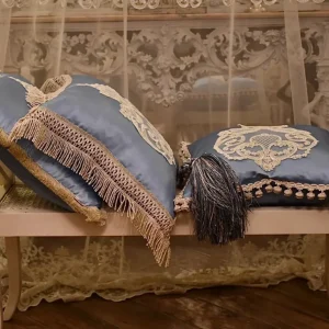 Cuscino Stemma Reale in rasatello di seta azzurra collezione “Ottocento”