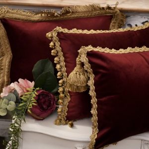 Collezione “Duchessa”, Cuscino velluto pregiato e passamaneria oro antico  bordeaux