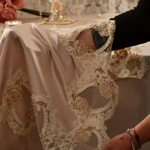 Runner Tovaglia in rasatello di seta e pizzo Belle Époque L’eleganza senza tempo per la tua tavola