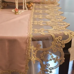 Runner Velluto prezioso rosa e pizzo oro “Renaissance”