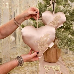 Set di 2 cuori di seta rosa e pizzo oro