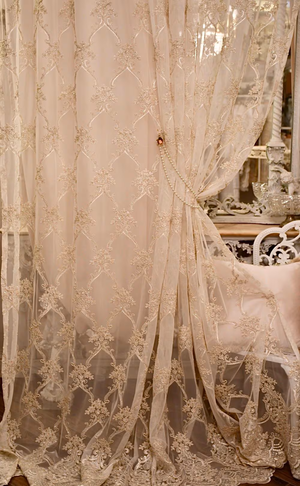 Tenda in tulle avorio con ricamo oro “Incanto Barocco” eleganza sartoriale per ambienti da sogno