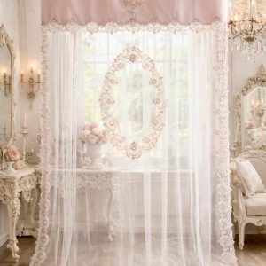 Tenda romantica in tulle ricamato con tablò centrale e mantovana rosa in georgette
