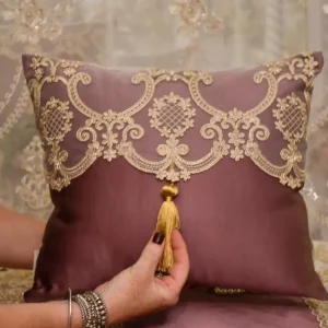 Cuscino Luxory collezione “Renaissance” Viola Cattedrale” e merletto prezioso oro
