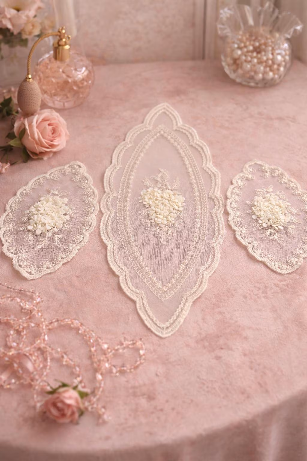 Tris di centrini in tulle ricamato con mughetto in seta – piccoli gioielli tessili per la casa