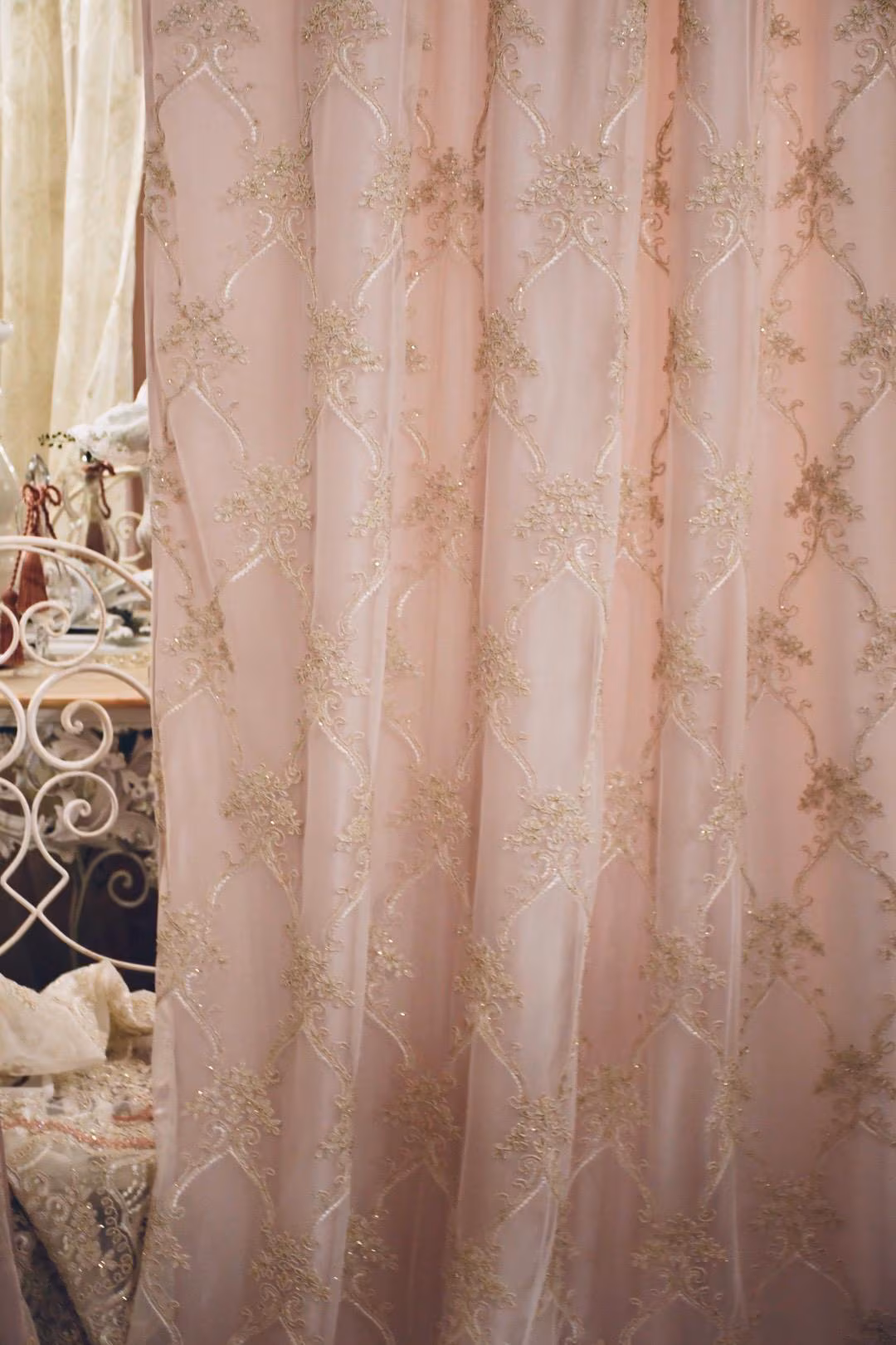 Tenda in tulle avorio con ricamo oro “Incanto Barocco” – Doppiata in georgette rosa naturale, eleganza sartoriale per ambienti da sogno